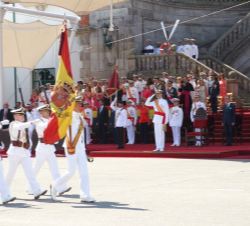 Don Felipe saluda a la Bandera durante el desfile de los nuevos oficiales con el que culminaron los actos