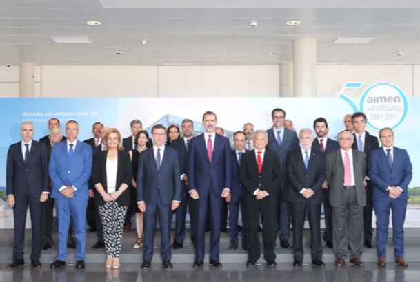 Su Majestad el Rey junto a las personalidades asistentes al acto y el consejo directivo