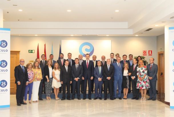 Su Majestad el Rey junto a los miembros de la Junta del Círculo de Empresarios de Galicia y autoridades