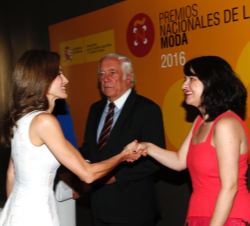 Doña letizia recibe el saludo de la directora del Museo del Traje, Elena López de Hierro
