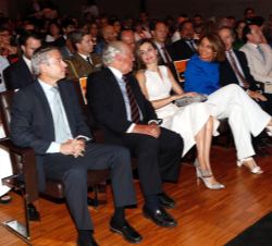 Doña Letizia en el auditorio del Museo del Traje ocupa su lugar en la primera fila de asientos