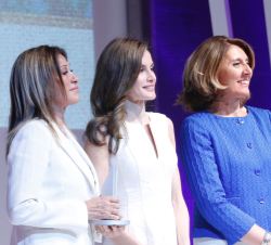 La Reina entrega el Premio Nacional al Diseñador de Moda, a la Trayectoria a doña Purificación García
