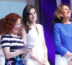 La Reina entrega el Premio Nacional a la Pequeña y Mediana Empresa de la Industria del Sector de la Moda, a Dolores Cortés