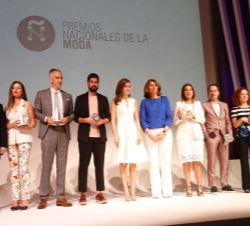 Su Majesad la Reina junto a los premiados en la IV edición de los “Premios Nacionales de la Moda”