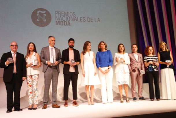 Su Majesad la Reina junto a los premiados en la IV edición de los “Premios Nacionales de la Moda”