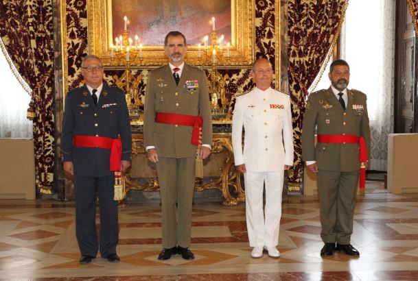 Su Majestad el Rey con el grupo de generales de división y vicealmirante