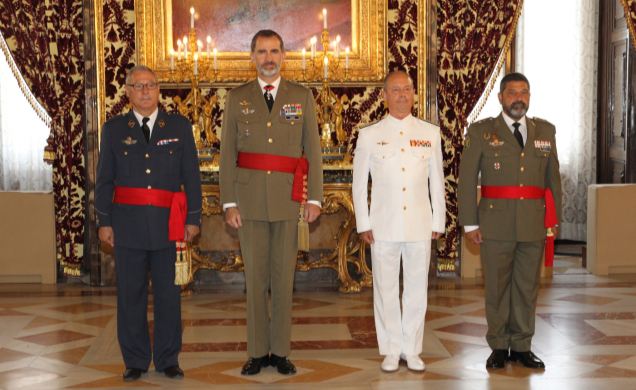 Su Majestad el Rey con el grupo de generales de división y vicealmirante