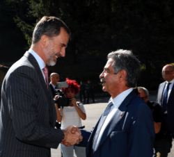 Su Majestad el Rey, a su llegada al Monasterio de Santo Toribio de Liébana, recibe el saludo del presidente de la Comunidad Autónoma de Cantabria, Mig