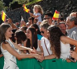 Doña Letizia con las personas que le esperaban a su llegada al Monasterio de Santo Toribio de Liébana