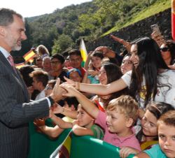 Don Felipe con las personas que le esperaban a su llegada al Monasterio de Santo Toribio de Liébana