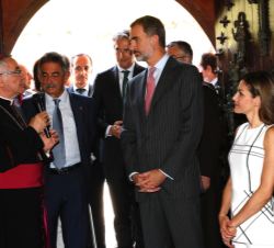 Sus Majestades los Reyes acceden por la Puerta del Perdón a la iglesia del Monasterio de Santo Toribio de Liébana