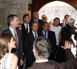 Don Felipe y Doña Letizia reciben las explicaciones sobre la Puerta del Perdón a cargo del padre guardián del Monasterio, Juan Manuel Núñez
