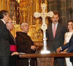Sus Majestades los Reyes, en la Capilla, reciben explicaciones sobre el Lignum Crucis, fragmento más grande de la Santa Cruz que se conserva