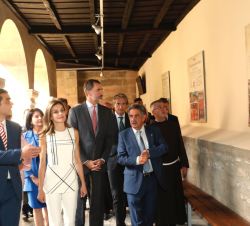 Sus Majestades los Reyes acceden al Claustro del Monasterio donde se exhiben paneles informativos sobre el Año Jubilar Lebaniego