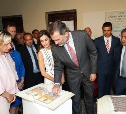 Los Reyes, durante la visita, observan una de las piezas expuestas
