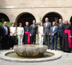 Fotografía de grupo de Sus Majestades los Reyes con las autoridades asistentes y con la comunidad religiosa del Monasterio de Santo Toribio de Liébana