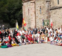 Don Felipe y Doña Letizia con los integrantes del Grupo de Danzas Virgen de las Nieves de Tanos