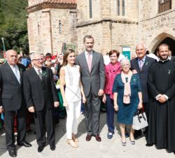 Sus Majestades los Reyes con asistentes al acto