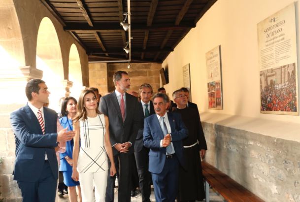 Sus Majestades los Reyes acceden al Claustro del Monasterio donde se exhiben paneles informativos sobre el Año Jubilar Lebaniego