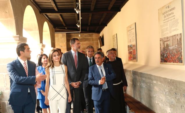 Sus Majestades los Reyes acceden al Claustro del Monasterio donde se exhiben paneles informativos sobre el Año Jubilar Lebaniego