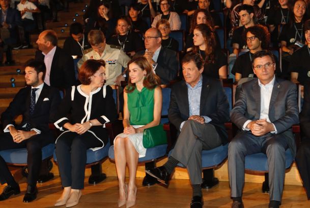 Doña Letizia en la Sala de Cámara del Auditorio Palacio de Congresos “Príncipe Felipe” ocupa su lugar en la primera fila de asientos