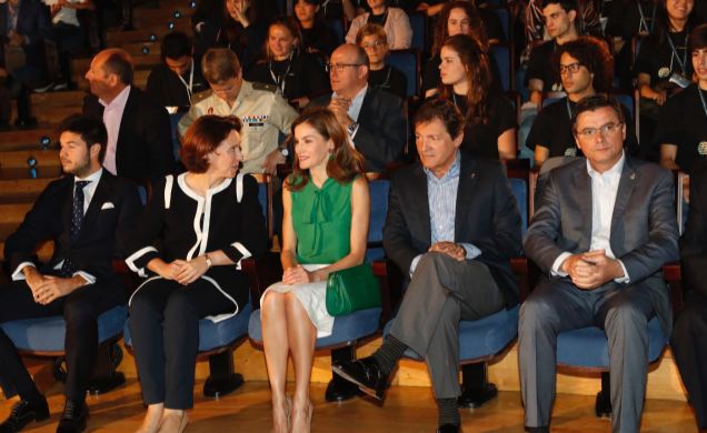 Doña Letizia en la Sala de Cámara del Auditorio Palacio de Congresos “Príncipe Felipe” ocupa su lugar en la primera fila de asientos