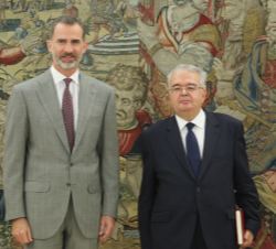 Su Majestad el Rey con el presidente del Tribual Constitucional, Juan José González Rivas