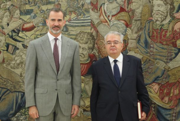 Su Majestad el Rey con el presidente del Tribual Constitucional, Juan José González Rivas