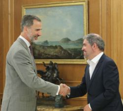 Su Majestad el Rey recibe el saludo del secretario general del sindicato CCOO, Unai Sordo