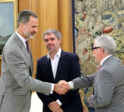 Don Felipe recibe el saludo de Ignacio Fernández Toxo, exsecretario general del sindicato CCOO