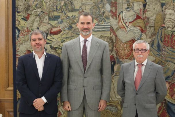 ​Su Majestad el Rey con el secretario general del sindicato CCOO, Unai Sordo, y su antecesor en el cargo, Ignacio Fernández Toxo