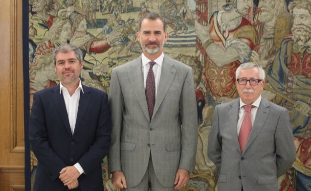 ​Su Majestad el Rey con el secretario general del sindicato CCOO, Unai Sordo, y su antecesor en el cargo, Ignacio Fernández Toxo