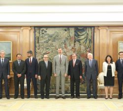 Su Majestad el Rey con la Comisión Ejecutiva de la Asociación de Medios de Comunicación - AMI
