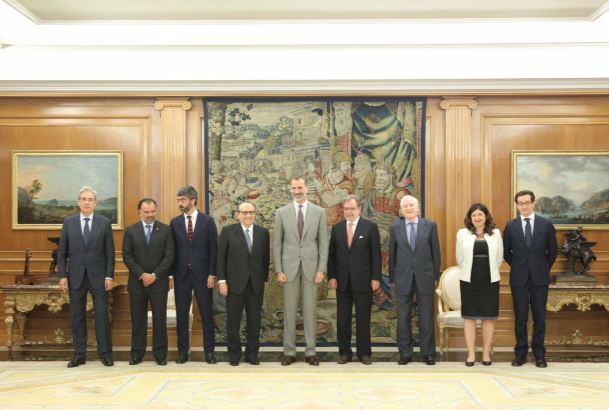 Su Majestad el Rey con la Comisión Ejecutiva de la Asociación de Medios de Comunicación - AMI
