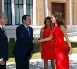 Su Majestad la Reina recibe el saludo del delegado de Gobierno de Andalucía, Antonio Sanz Cabello