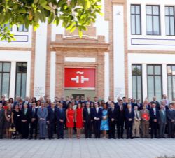 Su Majestad la Reina junto a los directores de los Centros del Instituto Cervantes