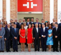 Su Majestad la Reina junto a los directores de los Centros del Instituto Cervantes