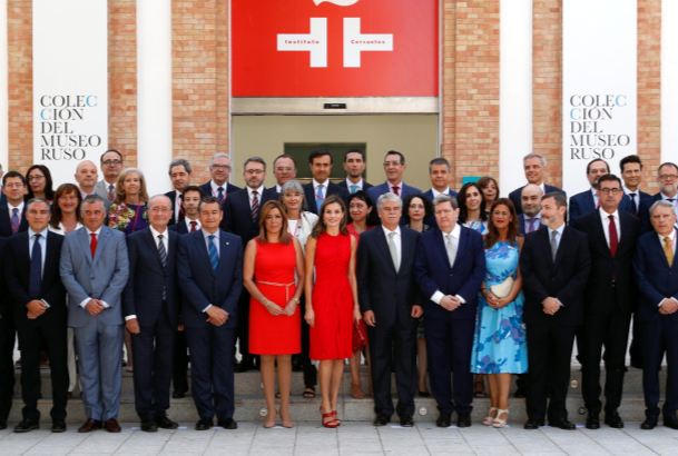 Su Majestad la Reina junto a los directores de los Centros del Instituto Cervantes