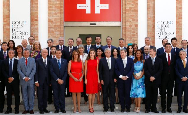 Su Majestad la Reina junto a los directores de los Centros del Instituto Cervantes