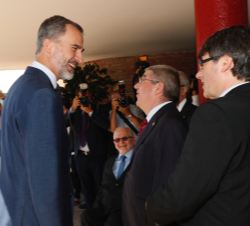 Su Majestad el Rey, a su llegada al Centro de Alto Rendimiento Deportivo de Sant Cugat del Vallés, conversa con las autoridades que le han recibido
