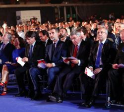 Don Felipe ocupa su lugar en la fila de honor