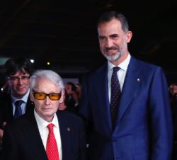 Don Felipe con Josep Lluís Vilaseca, tras recibir el reconocimiento