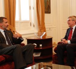 Su Majestad el Rey y el presidente del Comité Olímpico Internacional, Thomas Bach, durante el encuentro mantenido en el Palacio Albéniz