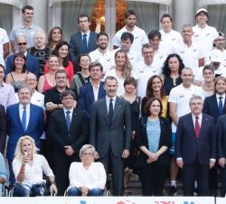 Don Felipe acompañado por las autoridades y deportistas olímpicos y paralímpicos asistentes al acto
