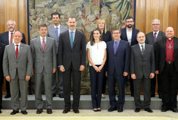 Sus Majestades los Reyes junto a la comisión permanente de la Federación de Entidades Religiosas Evangélicas de España - FEREDE