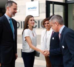 Sus Majestades los Reyes, a su llegada, reciben el saludo de las autoridades que les esperaban en las intalaciones del servicio telefónico 016