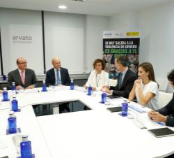 Don Felipe y Doña Letizia durante el desarrollo de la reunión