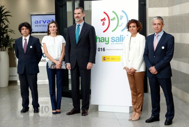 Don Felipe y Doña Letizia con la ministra de Sanidad, Servicios Sociales e Igualdad, Dolors Montserrat; el secretario de Estado de Servicios Sociales e Igualdad, Mario Garcés, y el director general de Arvato CRM Solutions, Íñigo Arribalzaga