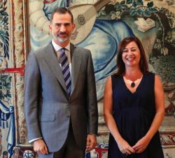 Su Majestad el Rey junto a la presidenta de las Illes Balears, Francina Armengol i Socías