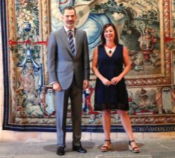 Su Majestad el Rey junto a la presidenta de las Illes Balears, Francina Armengol i Socías
